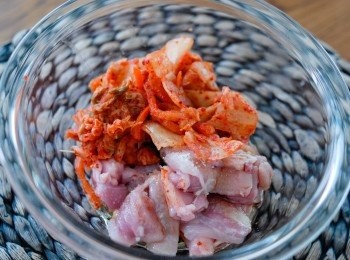 step1: 將泡菜切碎，然後與雞肉和<span class="group_2">醃料</span>拌勻，醃30分鐘。煮沸一鍋水，下2小匙鹽，然後下意粉，煮熟後瀝乾水份