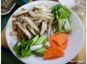 step2: 配料的部份最主要的是蔥段及青蒜的用量要足夠，才能讓豆腐吸收香氣哦！