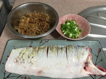 step2: 魚腩洗淨抹干在邊位介數刀，將數片薑放碟上，再放上魚，舗上梅菜，蒸15分鐘至魚熟透，開蓋，襯熱灑上蔥粒，淋上蒸魚鼓油便可