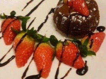 step8: 焗完成後倒出,,伴上生果伴碟裝飾..喜歡可灑上糖粉..完成