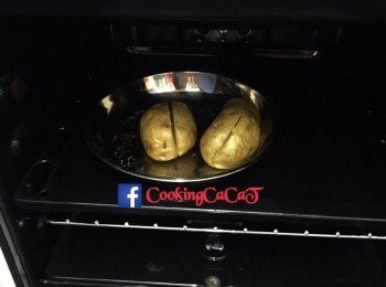 step2: 預熱焗爐180度，薯仔放入焗爐焗約40分鐘 (視乎焗爐的火候，所以可以用叉插入，薯淋即可）。