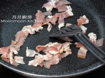 step10: 起鑊爆香煙肉至微微金黃色，撈起。