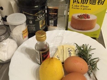 step1: 混合所有濕材料（橄欖油，糖，蛋，迷迭香，香草，檸檬皮和檸檬汁），在一個碗裡，拂好，