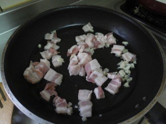 step6: 在煎麵同時，把握時間起另一鍋來做<span class="group_3">醬汁</span> 起鍋先將豬肉煎至金黃