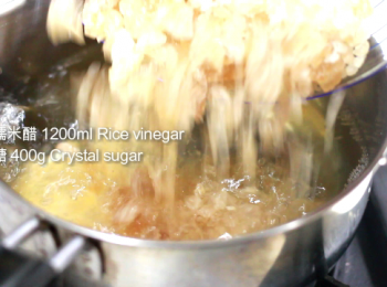 step7: 在翻動及揉搓高麗菜的同時, 食譜中一半的白糯米醋跟所有冰糖放入小鍋中, 以中火燒至所有冰糖溶化。之後, 再放入話梅。