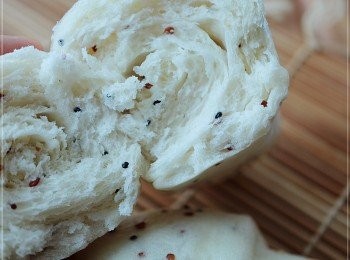 step9: 一撕撕新鮮自家製蒸包,在初秋之早上吃實在太美好。