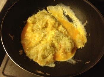 step5: 加蛋液炒至乾身後加入香草