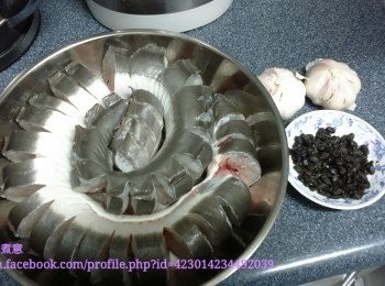 step1: 叫魚檔老板將白鱔劏後，順便連刀切塊、
洗淨擺碟備用；