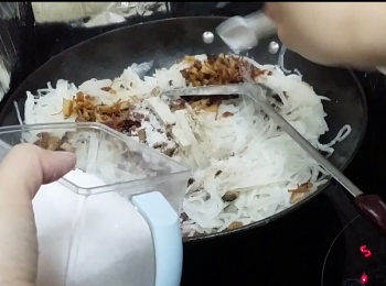 step3: 先炒白蘿蔔條至微軟，再把蘿蔔絲連汁放入鍋煮至微滾，加入臘味、配料及調味料煮至大滾熄火。
Stir-fry turnip first,  then put the turnip shred with juice into the wok & boil.  Add all ingredients & seasonings & boil again.