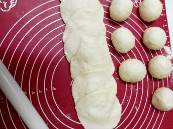 step4: 將每一粒粉團擀成圓皮，放入1湯匙叉燒餡料包好。
（Jojo Low細細語：上則Jojo為什麼要您注意每一粒麵團情況嗎？
如果你喜歡有咬經的可以用這圖揉方式而成團的情況，不怕仍然有鬆軟效果。如果你喜歡沒咬經的用上圖分割後擀成圓皮）