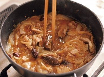 step13: 關火候靜置1∼2分鐘，放入咖哩塊攪拌溶化。