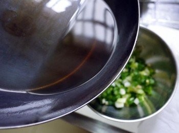 step2: 起鍋燒熱香油，倒入蔥薑末後~快速攪拌