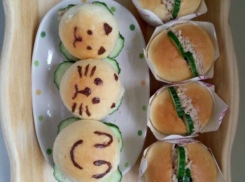 step5: 麵包從中間開半，先把吞拿魚醬放入麵包，再放2-3片青瓜。可另備照燒汁或已溶朱古力裝飾包面。