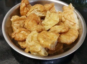 step3: 麵筋，用熱水輕拖去油及清洗，搾乾水份後再切件