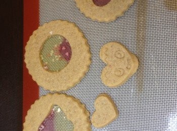 step3: 先以180-200度火焗曲奇15-20分鐘，取出再加上fox果汁糖（用2-3粒吾同色的）加上可入爐的糖珠）再回焗爐焗至糖果溶到平均的中空位置便可以待凉變硬便可取出享用