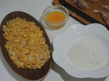 step4: 雞肉先沾低筋麵粉，再沾蛋液，最後沾上粟米片碎，放在鋪了焗爐紙的焗盤上。