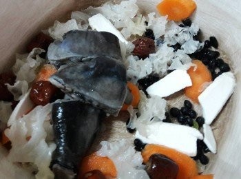 step2: 銀耳先用熱水浸泡後再用清水洗淨撕小塊 ; 淮山用清水洗淨後浸泡半小時 ; 紅蘿蔔去皮切塊 ; 紅棗去核洗淨 ; 烏雞汆燙後洗淨備用 ; 再把所有材料 ( 除了蓮子 ) 放入鍋子中