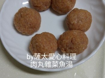 step3: 肉丸加入調味料，順一方向撹至起膠，再拿上嚟 撻至有彈性，做成丸子。魚菜湯滾15分鐘後，放入湯中一起煮15分鐘，調味可食用。
