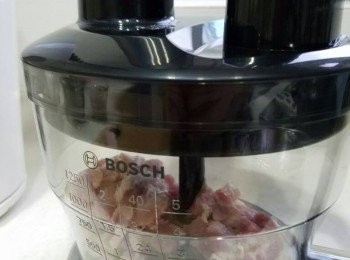 step3: 腩肉剁碎或攪碎。（除咗腩肉，都可以用梅頭肉，但必須要帶肥才可。）