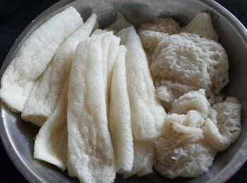 step2: 用清洗浸泡後，用薑片黃酒出水