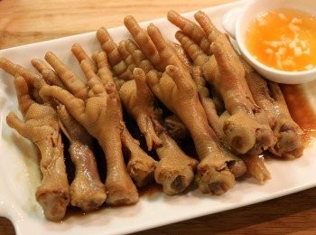 step12: 滷好後的<a href="https://bit.ly/3kLFTWO" target="_blank" data-keyword="雞腳" class="guide-link"><strong>雞腳</strong></a> <span style="display:inline-block;vertical-align:middle;margin-top:-3px;color:initial;border-radius:3px;padding:2px 3px;font-size:12px;line-height:14px;background:#87d300;color:#fff;">即買</span> 不要掉去，<a href="https://bit.ly/3kLFTWO" target="_blank" data-keyword="雞腳" class="guide-link"><strong>雞腳</strong></a> <span style="display:inline-block;vertical-align:middle;margin-top:-3px;color:initial;border-radius:3px;padding:2px 3px;font-size:12px;line-height:14px;background:#87d300;color:#fff;">即買</span> 含有很豐富的膠原蛋白，吃多可使皮膚更有彈性，直接吃或沾蒜蓉米醋吃都非常美味。