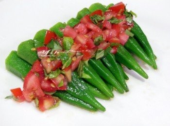 step1: 秋葵喜洗淨蒂頭斜切成錐狀備用。 煮一鍋水水滾後，加少許鹽和油於沸水中，秋葵放入汆燙熟(不要燙太久會顏色不好看，撈起放入冰水中泡涼，瀝乾備用。