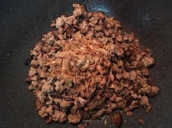 step8: 加入油蔥酥拌炒；