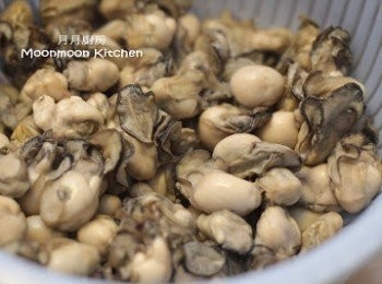 step7: 15分鐘後把蠔仔沖淨，汆水備用。