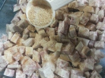 step2: 襯芋頭熱落5湯匙砂糖撈勻