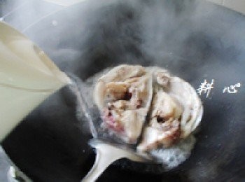 step4: 放入滾燙的熱水，大火煮五分鐘。