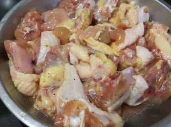 step6: 做法 :

冰鮮雞清洗後斬件, 隔去水份用 1 湯匙鹽醃 1小時再沖洗 , 除去多餘鹽份, 再用黑椒 , 胡椒粉, 糖醃 30分鐘 , 將蒜頭 , 乾蔥薑片爆香, 雞件上少少生粉煎封半熟備用, 再用乾蔥,蒜頭爆炒蘑菇 , 加 1 碗半水, 轉中火放入花膠 , 魚露,少少黃酒,胡椒粉, 雞粉,糖,辣椒碎煮 20 分鐘 , 再將雞件 , 欖菜回鑊 , 燜至收汁, 加少少麻油, 完成 ! 

注意 : 因雞件已預先醃過, 調味時須輕手, ( 這鹽醃雞件做法, 能另雞肉爽滑脆口, 特別是雞脾部份, 肉質會帶點咸味