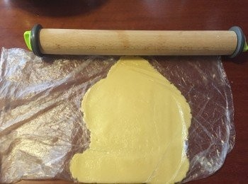 step5: 放入保鮮袋內, 用木棍碌平至0.6MM