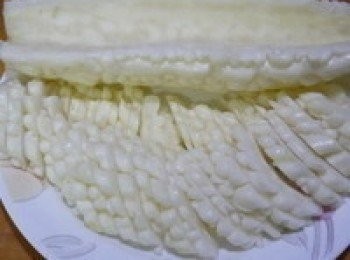 step2: 苦瓜分成四片並切成薄片，用熱水川燙去除苦味。