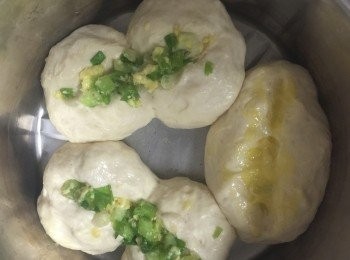 step3: 發酵後再用剪刀將麵包體上方剪開抺上醬料如照片中樣子~~再放入電鍋發酵10分鐘會再膨脹至兩倍大