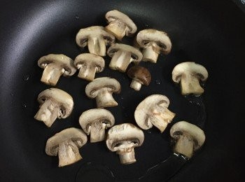 step5: 熱鑊下橄欖油，煎蘑菇片每邊一分半鐘。其間用鹽和胡椒調味