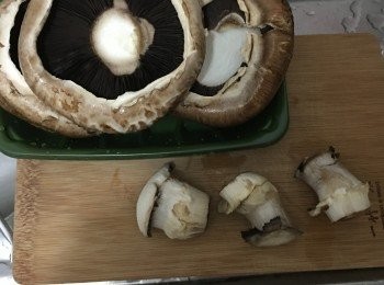 step1: 將菇頂與菇分開，將菇略洗表面