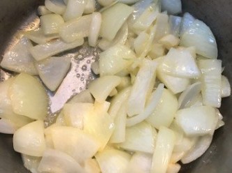 step2: 用牛油爆香洋蔥及蒜頭, 直至洋蔥開始呈現透明狀態