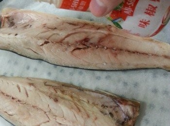 step1: 鯖魚洗淨肚內黑色部份,抹乾水份,(要夠乾),先灑上適量味椒鹽