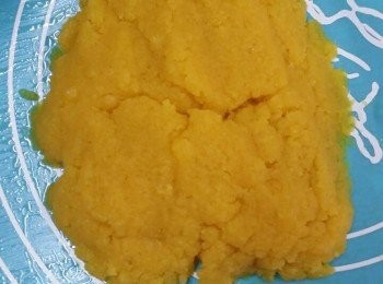 step7: 放涼後，放到隔熱墊上。帶上膠手套搓....（要搓耐少少至會滑咖！）