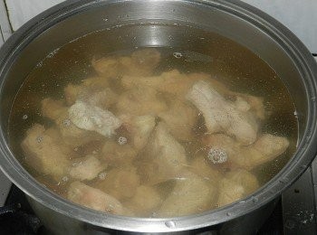 step4: 將排骨放入濾淨的湯頭中煮30分