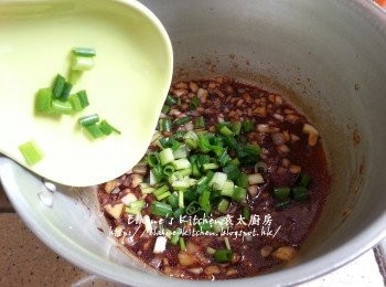 step5: 再加入<span class="group_2">調味料</span>煮滾 , 熄火加入蔥粒