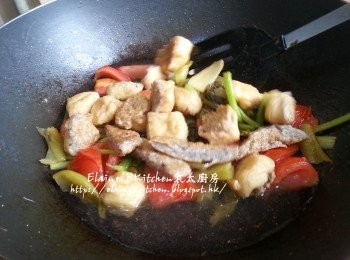 step6: 再加入魚肉豆卜及2碗水份量拌勻