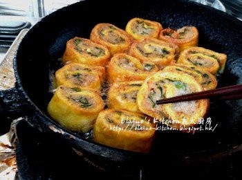 step11: 放入鑊中用慢火慢慢煎至兩面金黃色 , 盛起稍為待涼再放上碟即可