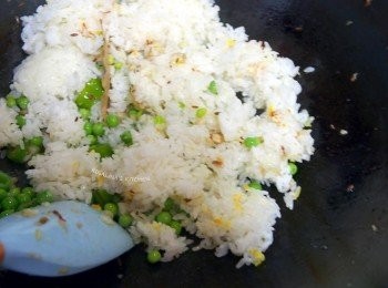 step12: 12加入白飯。並且鹽巴，黑胡椒調味。