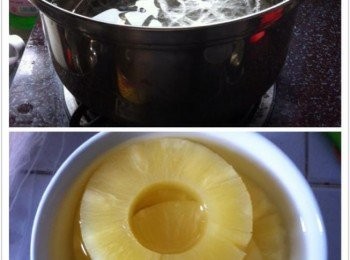 step2: 加入適量的冰糖，倒入鳳梨水【果肉留下待用】，熄火攪拌至冰糖溶解。