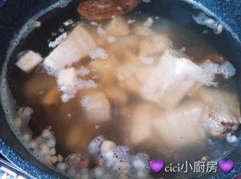 step6: 水沸後，放入全部材料 (除了荷葉)，再次滾起後先用中火煲30分鐘，後轉小火煲1 1/2小時。