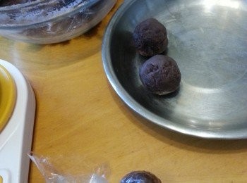 step3: 將豆沙磅30g1粒,用保鮮紙包住轉成球狀,放入雪櫃備用