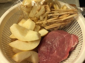 step1: 雪梨去芯去核, 瘦肉洗淨, 其他材料都洗淨