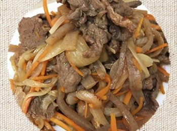 step6: 起油鍋加入洋蔥、紅蘿蔔，炒軟後加入蒟蒻墨玉板及剩下的味霖及醬油一起煨煮，醬汁差不多收乾後加入牛肉，拌炒熟後即可起鍋