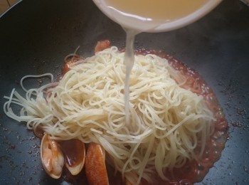 step6: 下天使麵和雞湯，煮至收汁